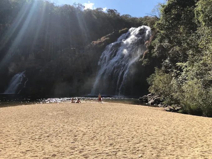 Paisagem de Capitólio com montanhas e água