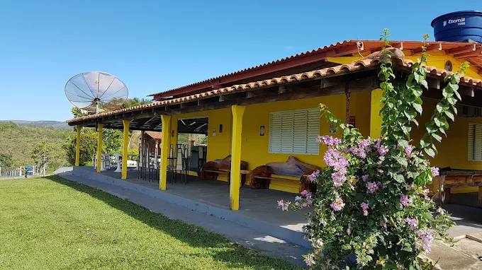 Fachada e entrada da pousada